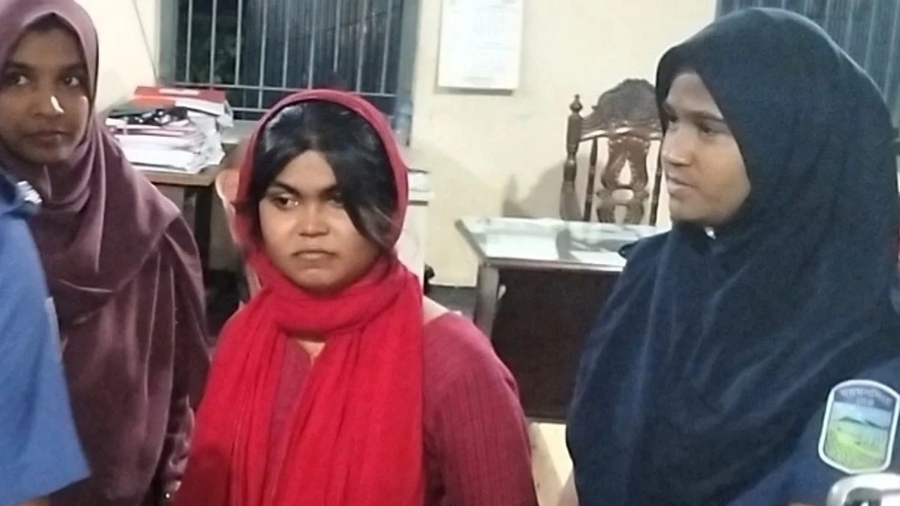 ফ্যামিলি কার্ড নিয়ে প্রতারণার দায়ে এনসিপি নেত্রী আটক