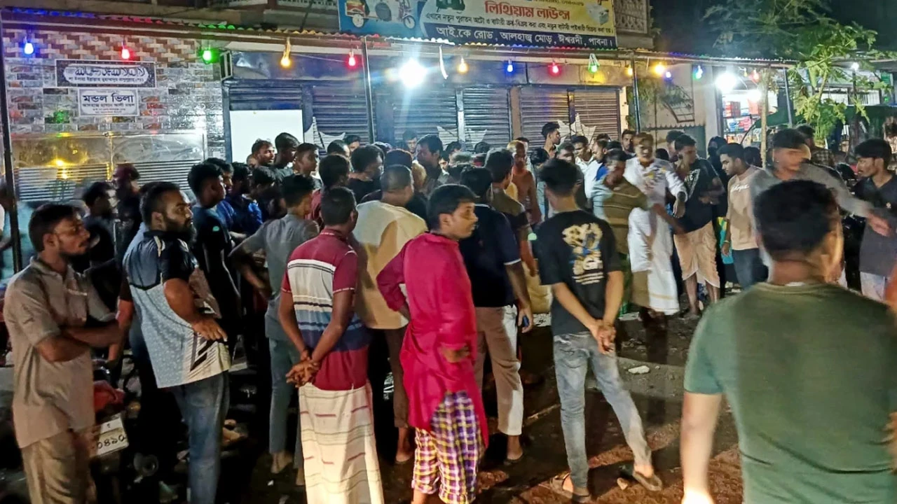 ছেলের বিয়ের কেনাকাটা করে ফেরার পথে ট্রাকচাপায় স্বামী-স্ত্রী নিহত
