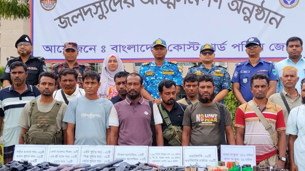 ‘নানা ভাই’ বাহিনীর প্রধানসহ ১২ জনের আত্মসমর্পণ