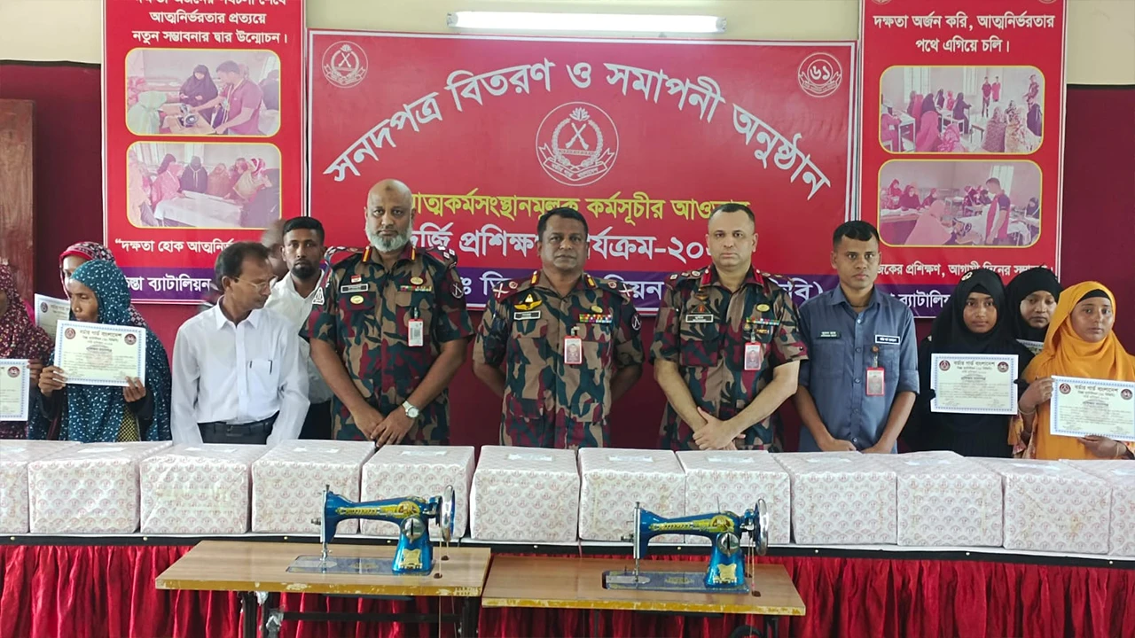লালমনিরহাটে ১৫ বিধবা নারীকে সেলাই মেশিন দিল বিজিবি