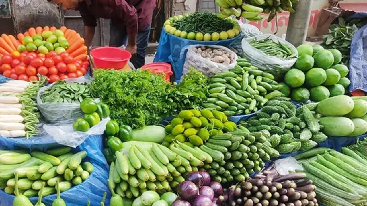 বৃষ্টিতে সরবরাহ কমে বেড়েছে সবজির দাম
