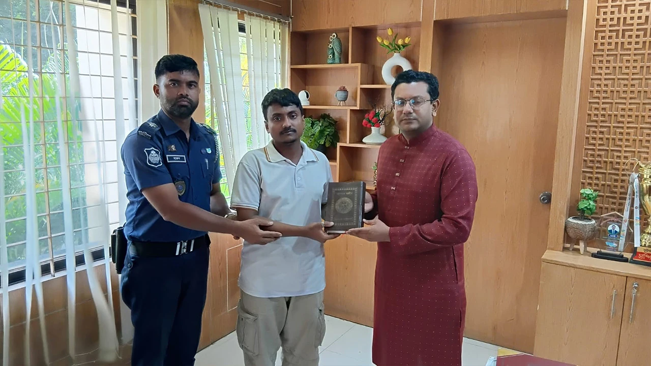 মাদকসেবীর ৩ মাসের কারাদণ্ড, সংশোধনে কোরআন শরিফ উপহার