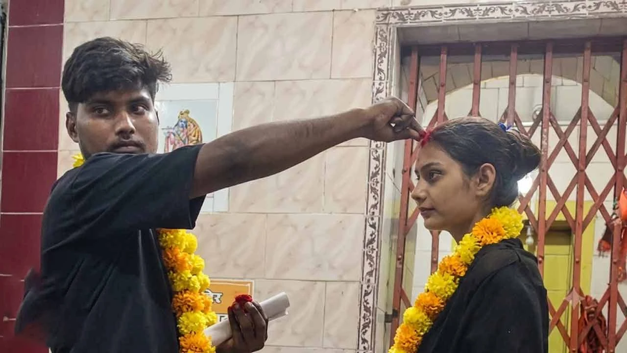 নিখোঁজ স্ত্রীকে প্রেমিকের সঙ্গে পেয়ে তার হাতেই তুলে দিলেন স্বামী