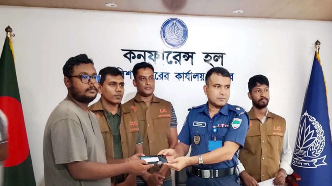 যশোরে ৬০ হারানো মোবাইল উদ্ধার করল পুলিশ