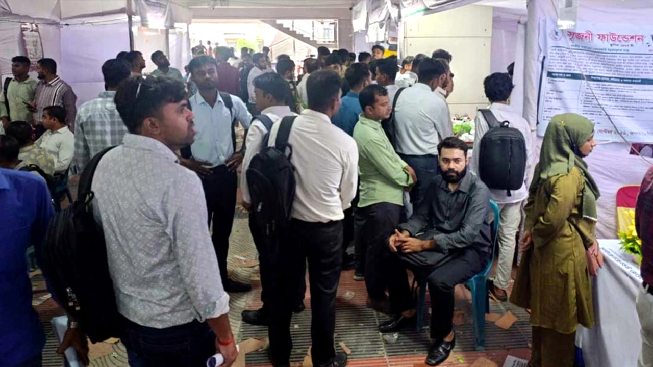 যশোরে চাকরি মেলায় প্রার্থীর ঢল