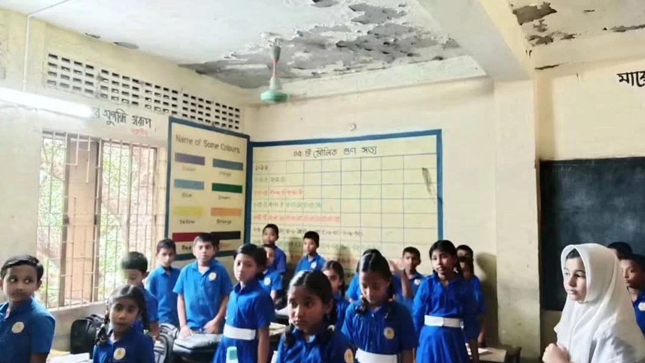 ঝুঁকিপূর্ণ ভবনে আতঙ্ক নিয়েই চলছে পাঠদান