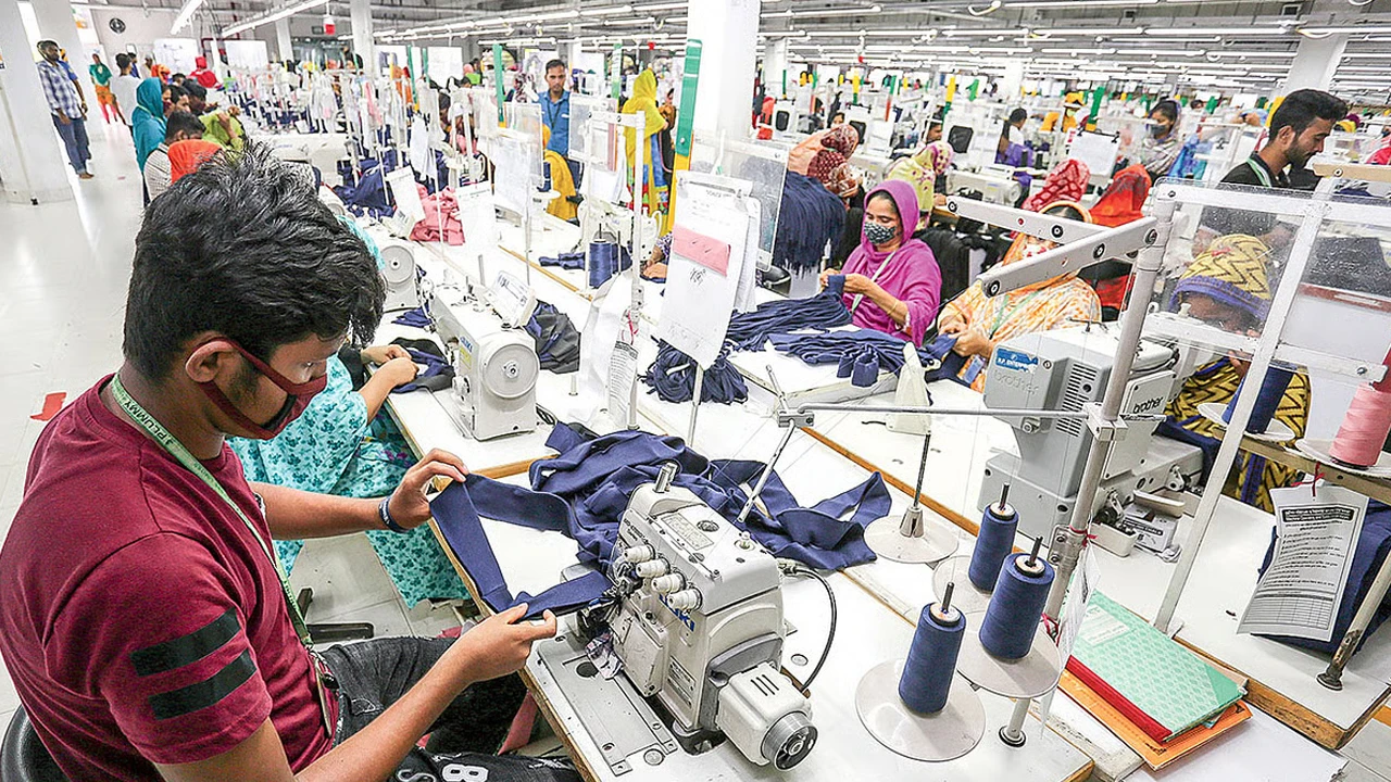 পোশাকশিল্পে বাড়ছে মেশিন, কমছে শ্রমিক