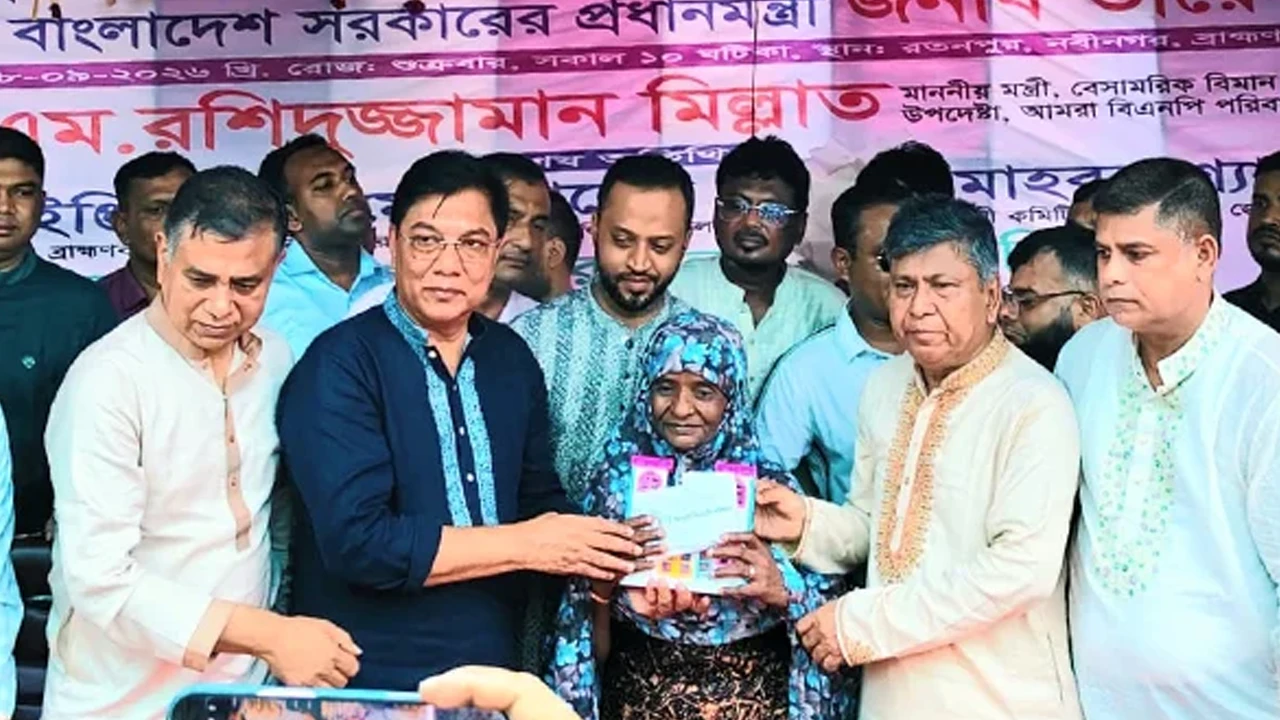 প্রধানমন্ত্রীর উপহারের বাড়ির চাবি পেলেন গোলাপি বেগম