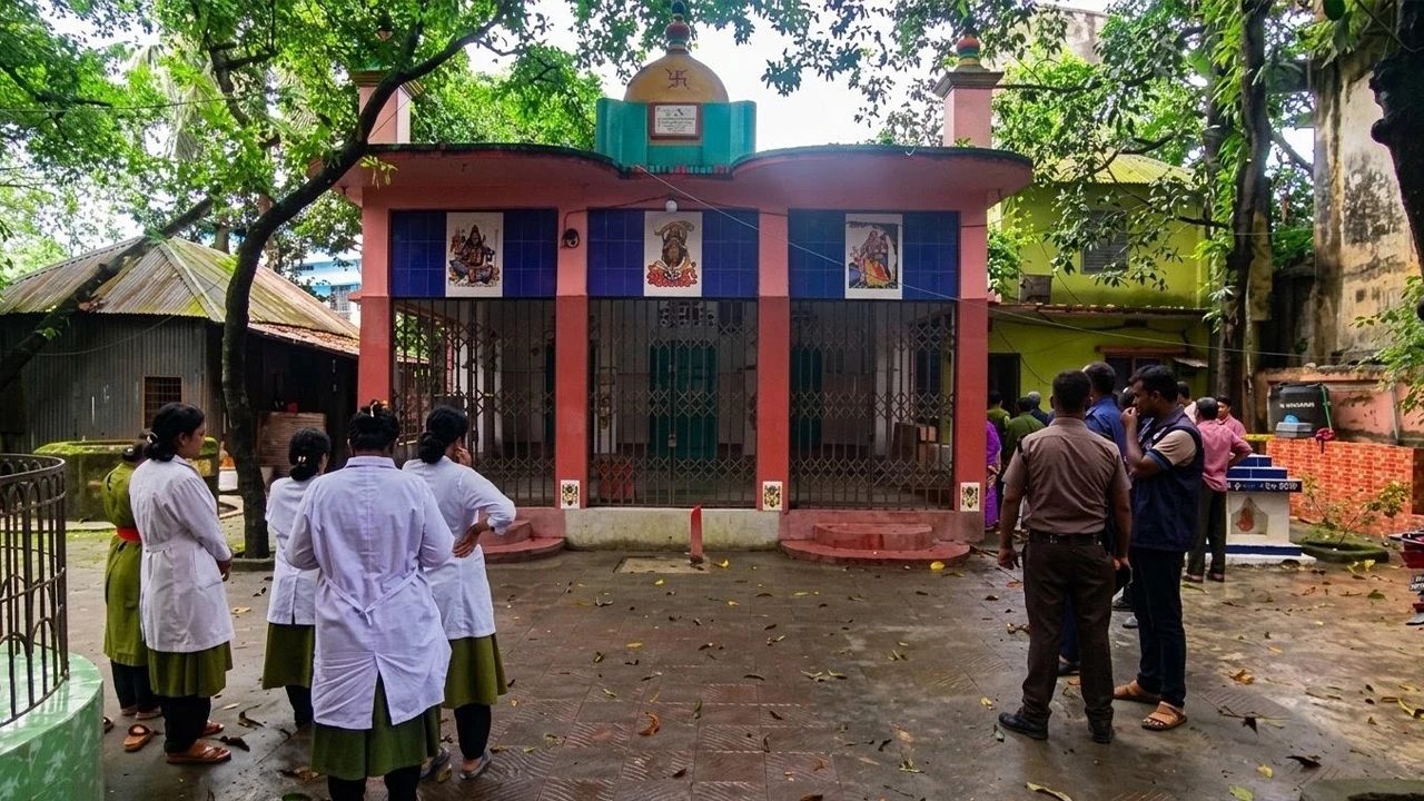 প্রাচীন উত্তর মন্দিরের তালা কেটে কষ্টিপাথরের মূর্তিসহ স্বর্ণালংকার চুরি