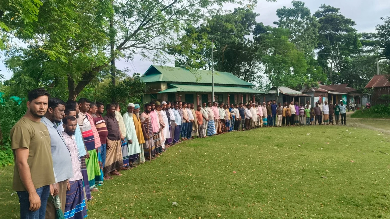 সুনামগঞ্জের জামালগঞ্জে নৌ পথে অতিরিক্ত শুল্ক আদায়ের প্রতিবাদে মানববন্ধন