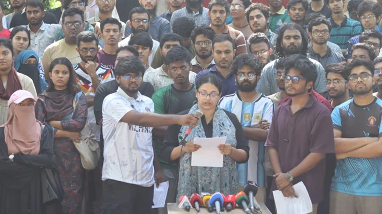 উপাচার্য পুনর্বহাল: দাবি আদায় না হওয়া পর্যন্ত চলবে আন্দোলন