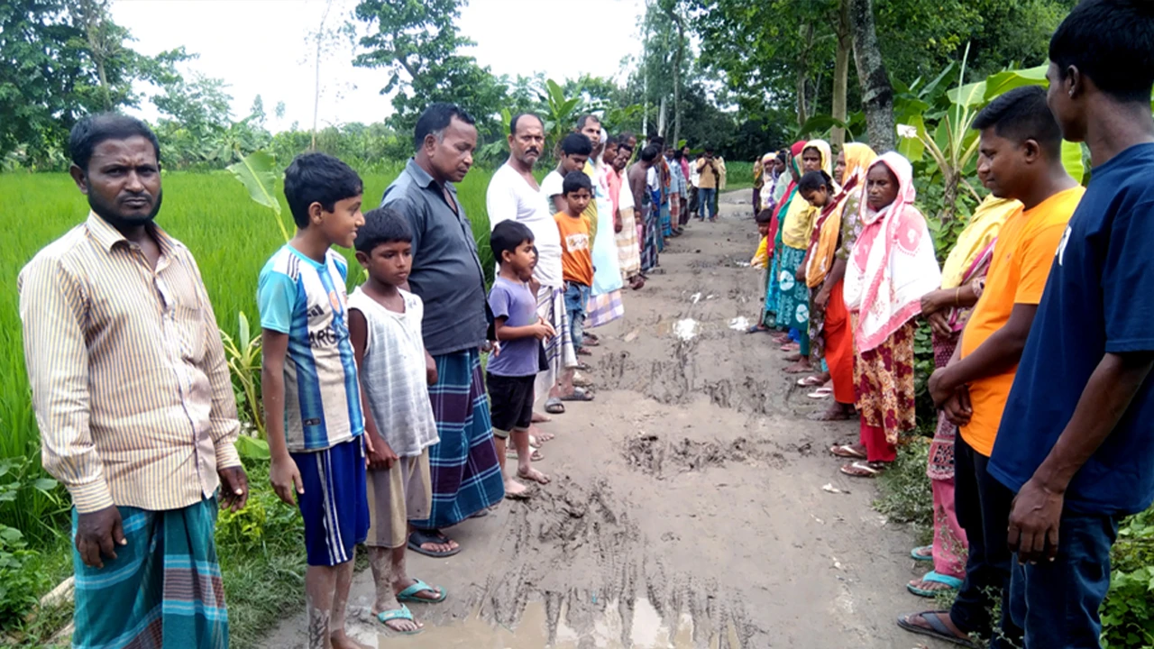ফুলবাড়ীতে আশ্রয়ণ প্রকল্পের রাস্তা সংস্কার ও ড্রেনেজ ব্যবস্থার দাবিতে মানববন্ধন