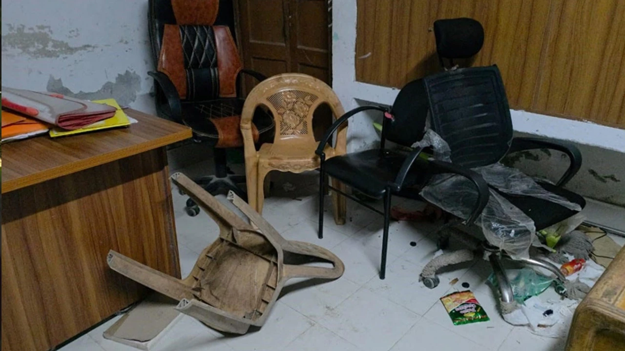 থানার দরজা ভেঙে আটক ২২ কিশোরের পালিয়ে যাওয়ার অভিযোগ