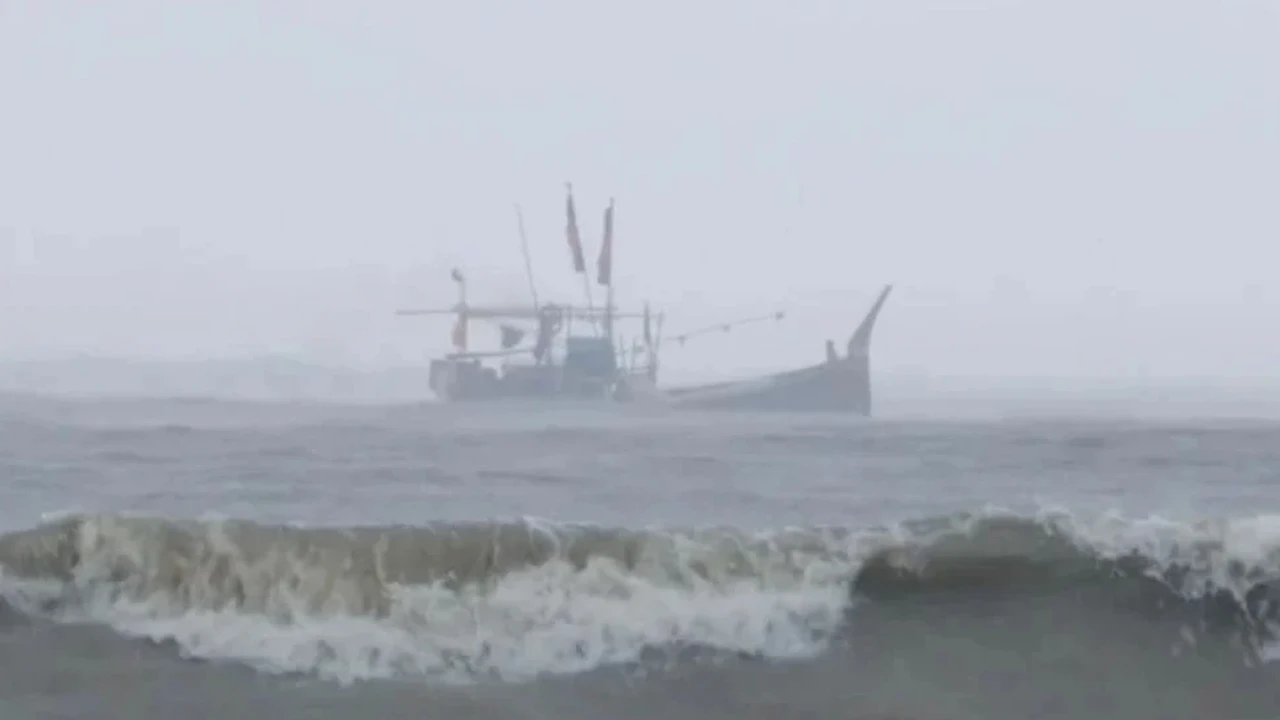 পাঁচদিন সাগরে ভেসে থাকা ১৮ জেলে উদ্ধার