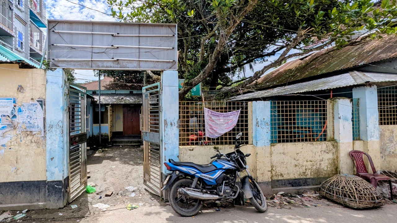 বৃষ্টিতে কর্দমাক্ত ইউপি প্রবেশপথ, ভোগান্তিতে সেবাগ্রহীতা