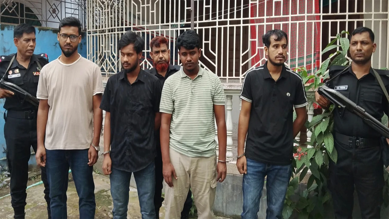 যশোরে অনলাইন হ্যাকিং ও জাল নথি তৈরি চক্রের ৪ সদস্য আটক