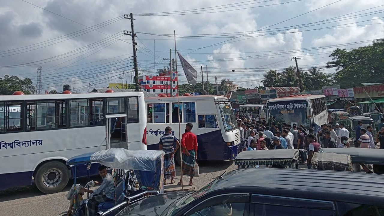 নোবিপ্রবির বাসে হামলার ঘটনায় মামলা, গ্রেপ্তার ২