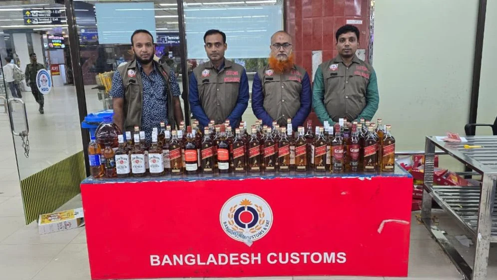 শাহজালালে বিমানবন্দরে ৭৭ বোতল মদসহ রুশ নাগরিক আটক
