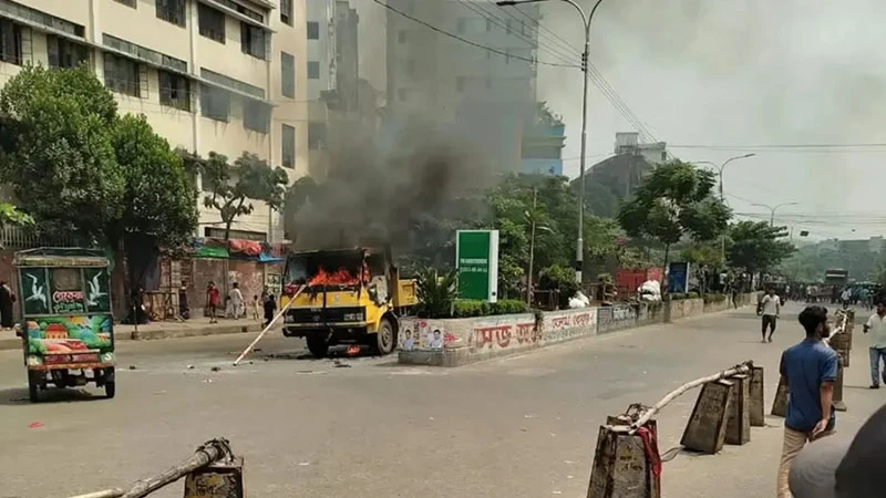 মিরপুরে উচ্ছেদ অভিযানে হকারদের সঙ্গে সংঘর্ষ, গাড়িতে আগুন