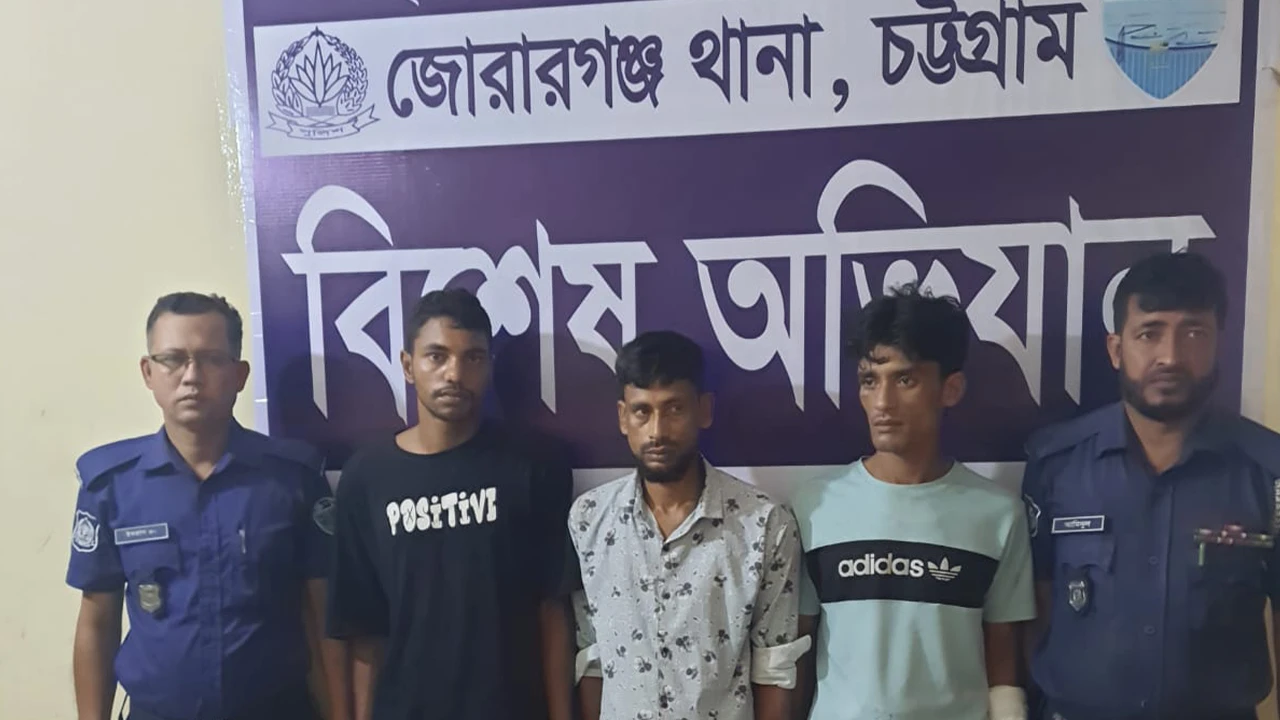 মিরসরাইয়ে ডাকাতির প্রস্তুতিকালে দেশীয় অস্ত্রসহ আটক ৩