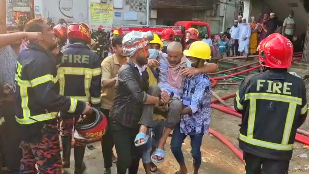 গাজীপুরে পোশাক কারখানায় আগুন, নিয়ন্ত্রণে ৯ ইউনিট