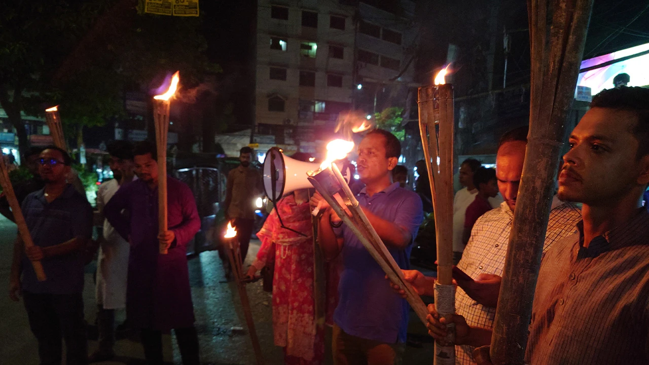 চট্টগ্রাম বন্দর ইজারা দেওয়ার প্রতিবাদে ছাত্র ও যুব ইউনিয়নের মশাল মিছিল