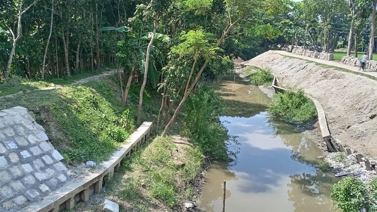 হোসেনপুরে ৩ মাসেই ধসে পড়ল কোটি টাকার সড়ক