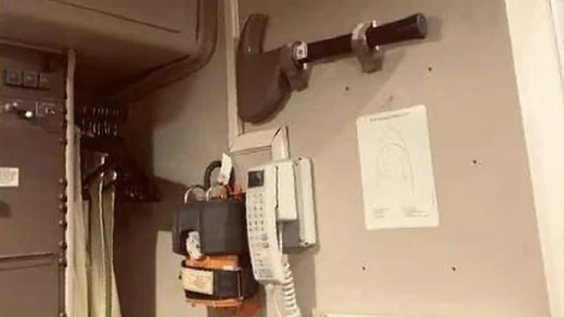 উড়োজাহাজের ককপিটে কেন কুড়াল রাখা হয়?