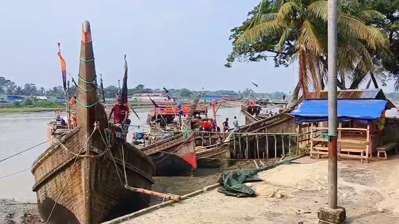 সংকটের মধ্যেই শুরু হচ্ছে মাছ শিকারে নিষেধাজ্ঞা, বন্দরে ফিরছে ট্রলার
