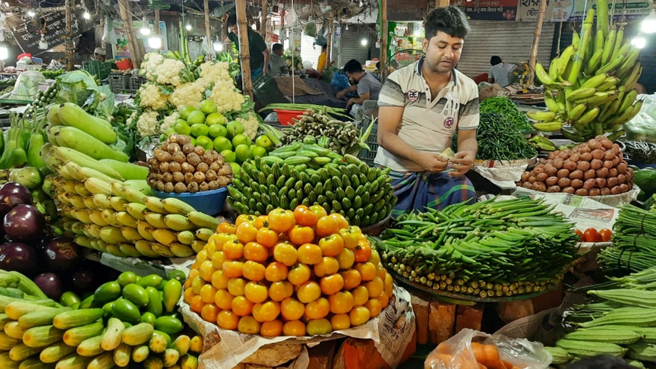 নিত্যপণ্যের বাজারে স্বস্তি নেই, চড়া দাম মাছ-মাংস ও সবজি