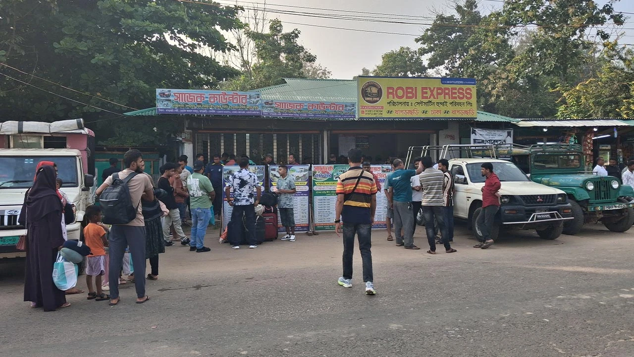সাজেক সড়কে অনির্দিষ্টকালের অবরোধ, ভোগান্তিতে পর্যটকরা