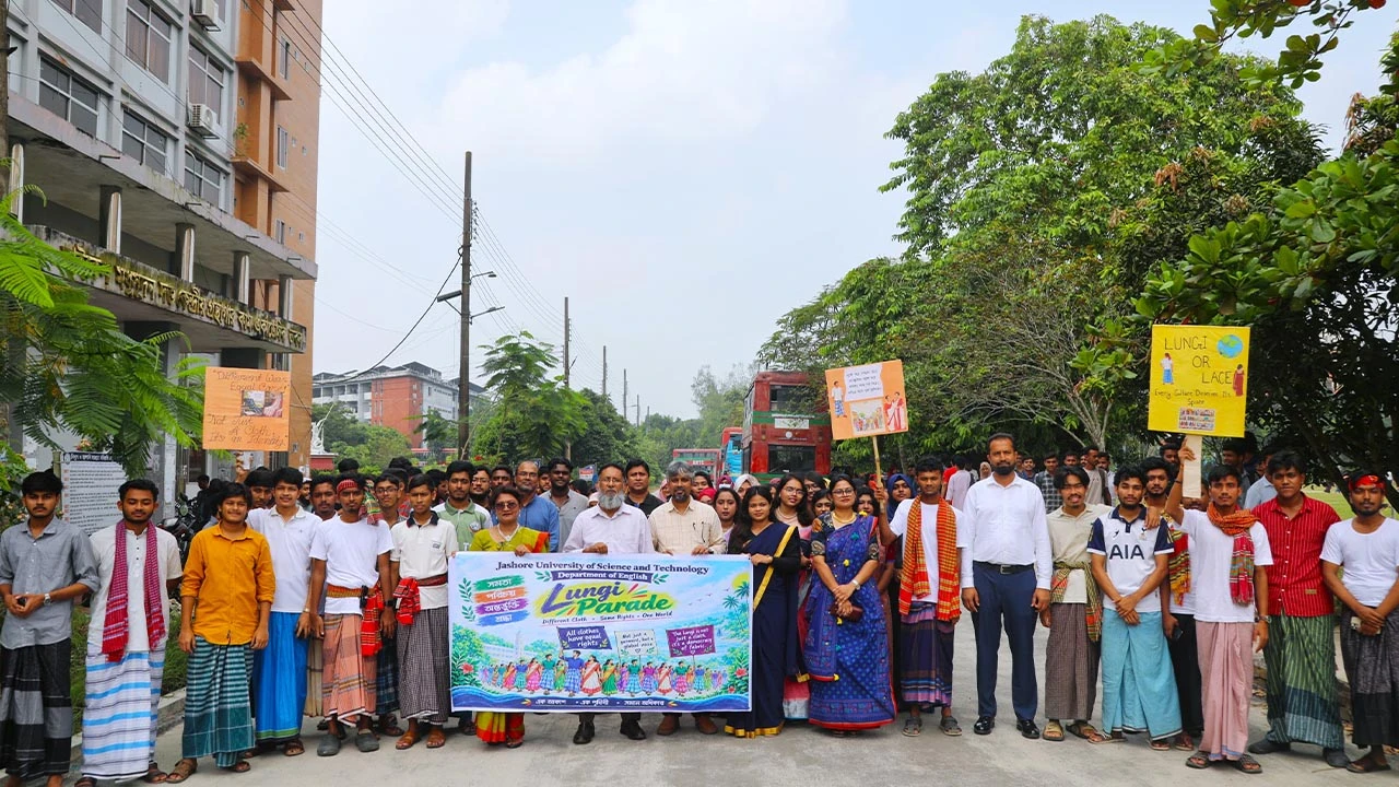 যবিপ্রবিতে ‘লুঙ্গি প্যারেড’ অনুষ্ঠিত
