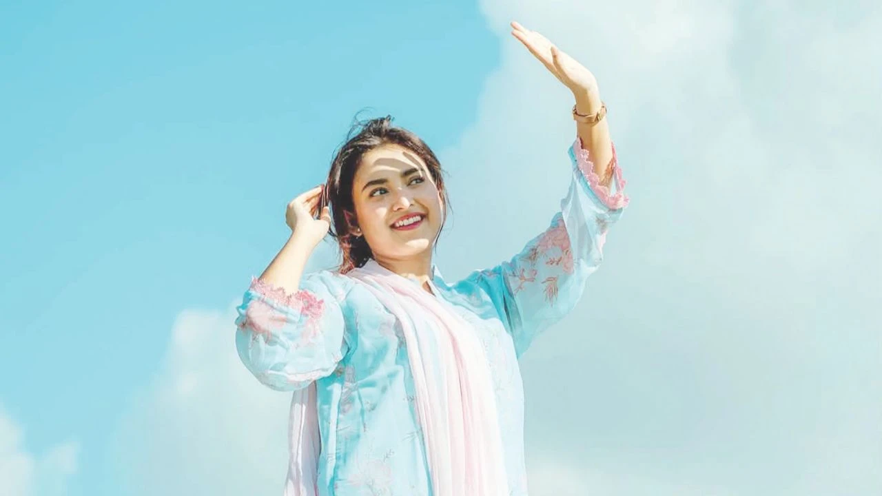 মেঘের মতো উড়তে চান তটিনী