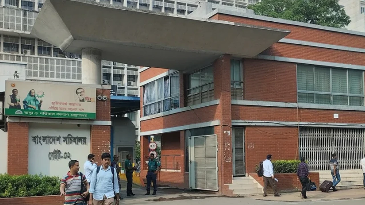 সচিবালয়ে দর্শনার্থী প্রবেশে কড়াকড়ি, প্রবেশ দুপুর ১২টার পর