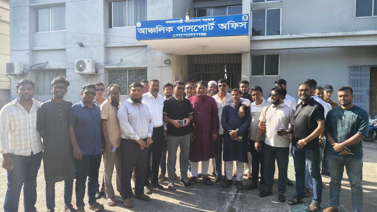 ভুক্তভোগীর ফোন পেয়ে পাসপোর্ট অফিসে ছুটে গেলেন এমপি বাবর