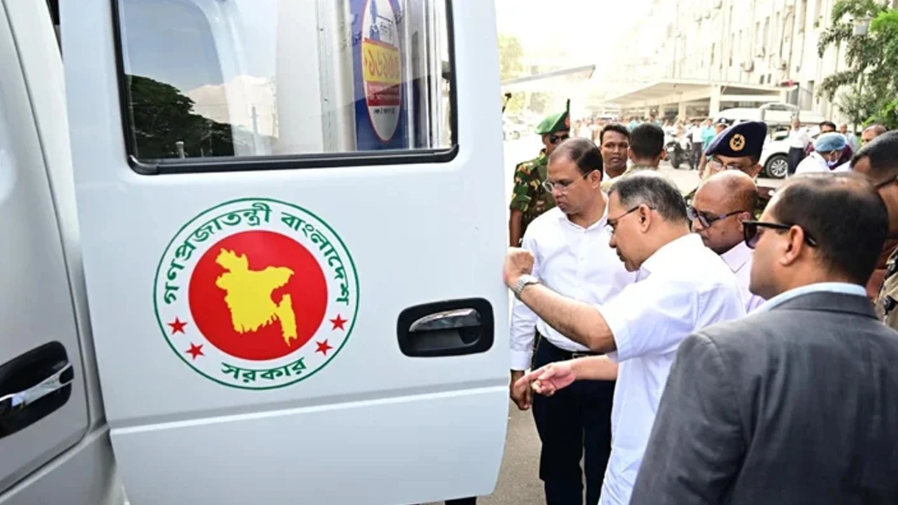 নিরাপদ খাদ্য পরীক্ষার ভ্রাম্যমাণ ল্যাব পরিদর্শনে প্রধানমন্ত্রী