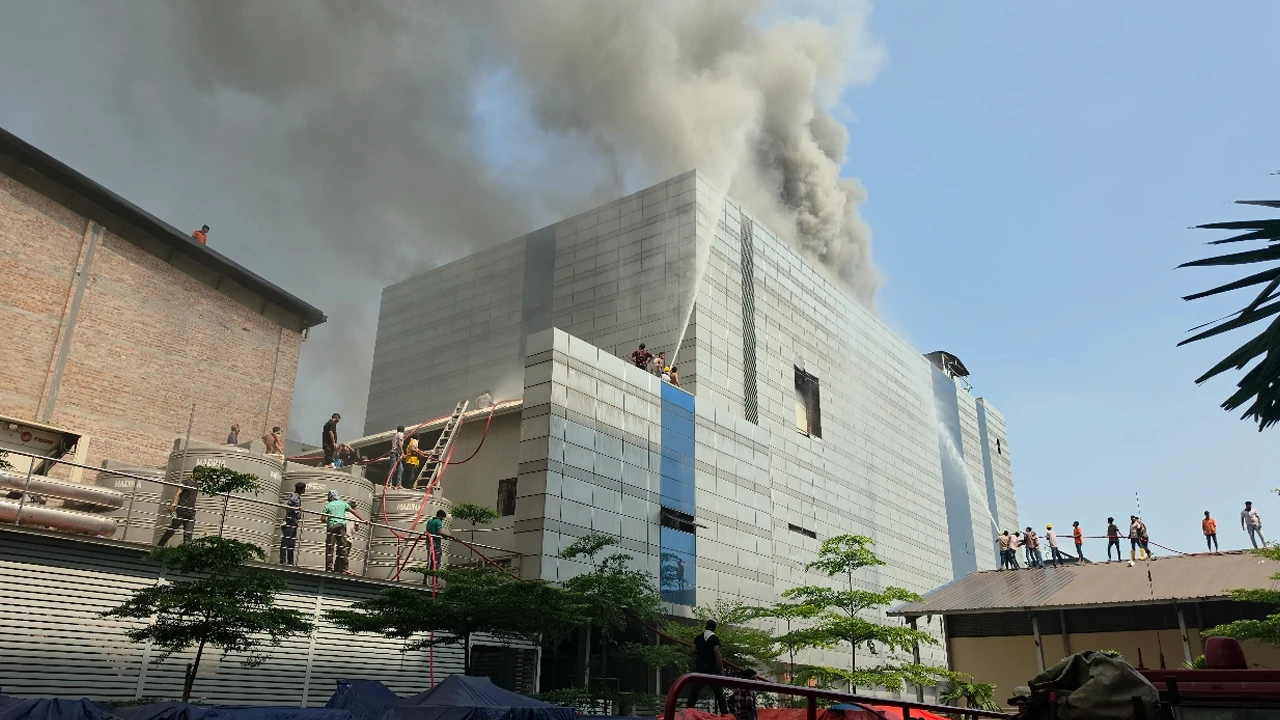 টঙ্গীর ওষুধ কারখানার আগুন নিয়ন্ত্রণে কাজ করছে ১৯ ইউনিট