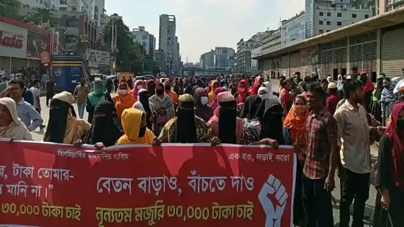 আবারও শ্রমিকদের সড়ক অবরোধ, বিমানবন্দর সড়কে তীব্র যানজট