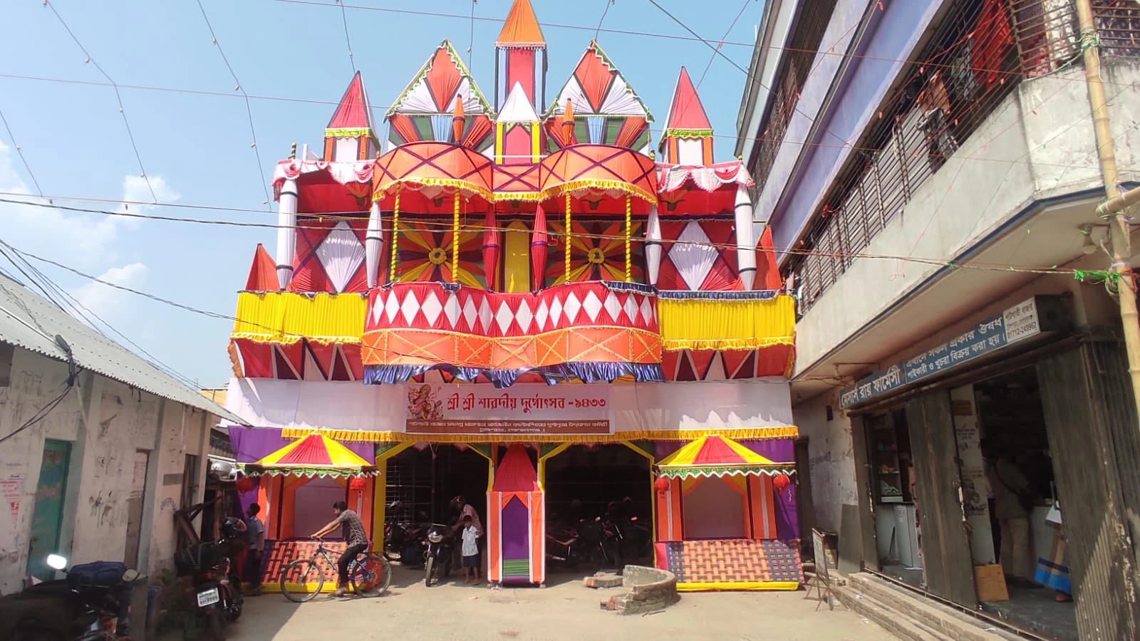 মহাষষ্ঠী কাল, দুর্গাপূজা ঘিরে উৎসবের সাজে টুঙ্গিপাড়া