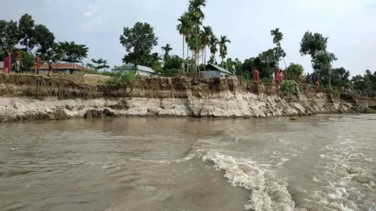 বিলীনের পথে জিগাবাড়ি গ্রাম