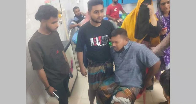 মোহাম্মদপুরে গুলি-চাপাতির কোপে বাবা-ছেলে আহত