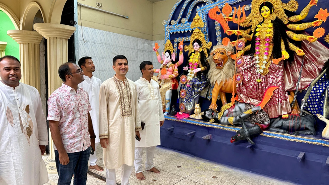 পাবনায় মহাষষ্ঠীতে বিভিন্ন পূজামণ্ডপ পরিদর্শন করলেন জেলা প্রশাসক