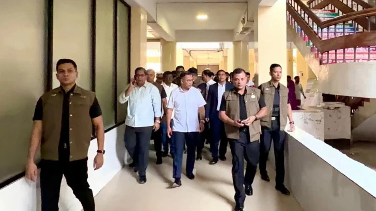 হাসপাতালে কক্ষে বসেই ধূমপান, চিকিৎসককে বরখাস্ত করলেন প্রধানমন্ত্রী