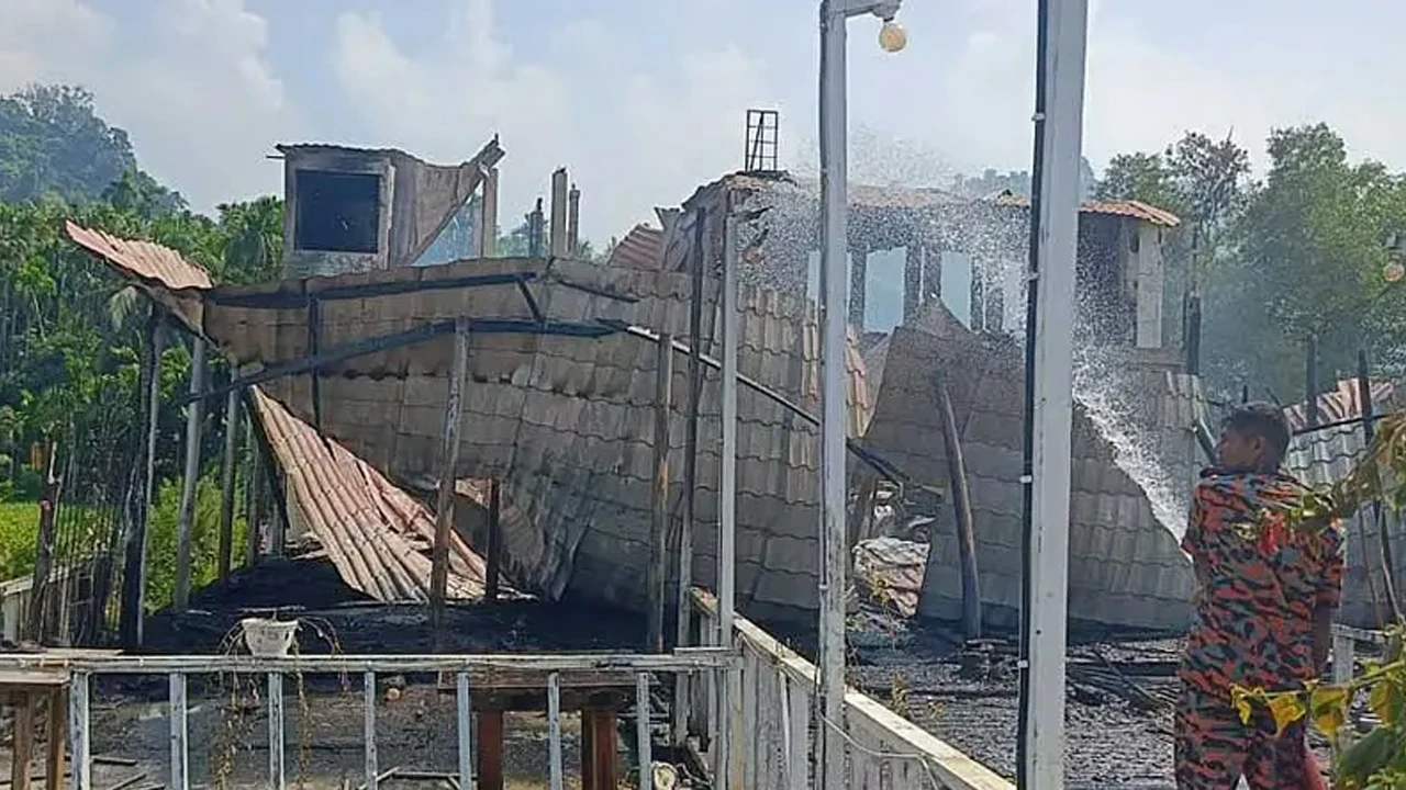 দোতলা থেকে লাফিয়ে বাঁচলেন আশিক, আগুনে শেষ স্ত্রীসহ পরিবারের ৬ জন