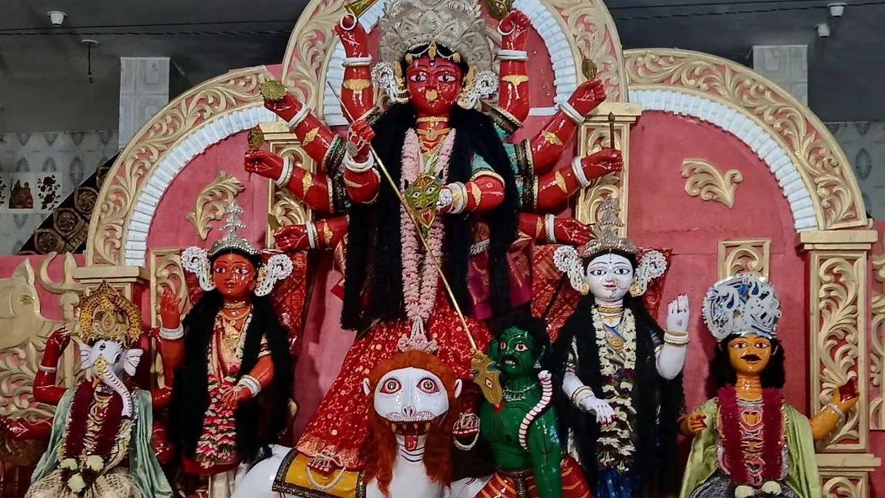 তিনশ বছরের পুরোনো লাল দুর্গা দেখতে ভক্তের ঢল
