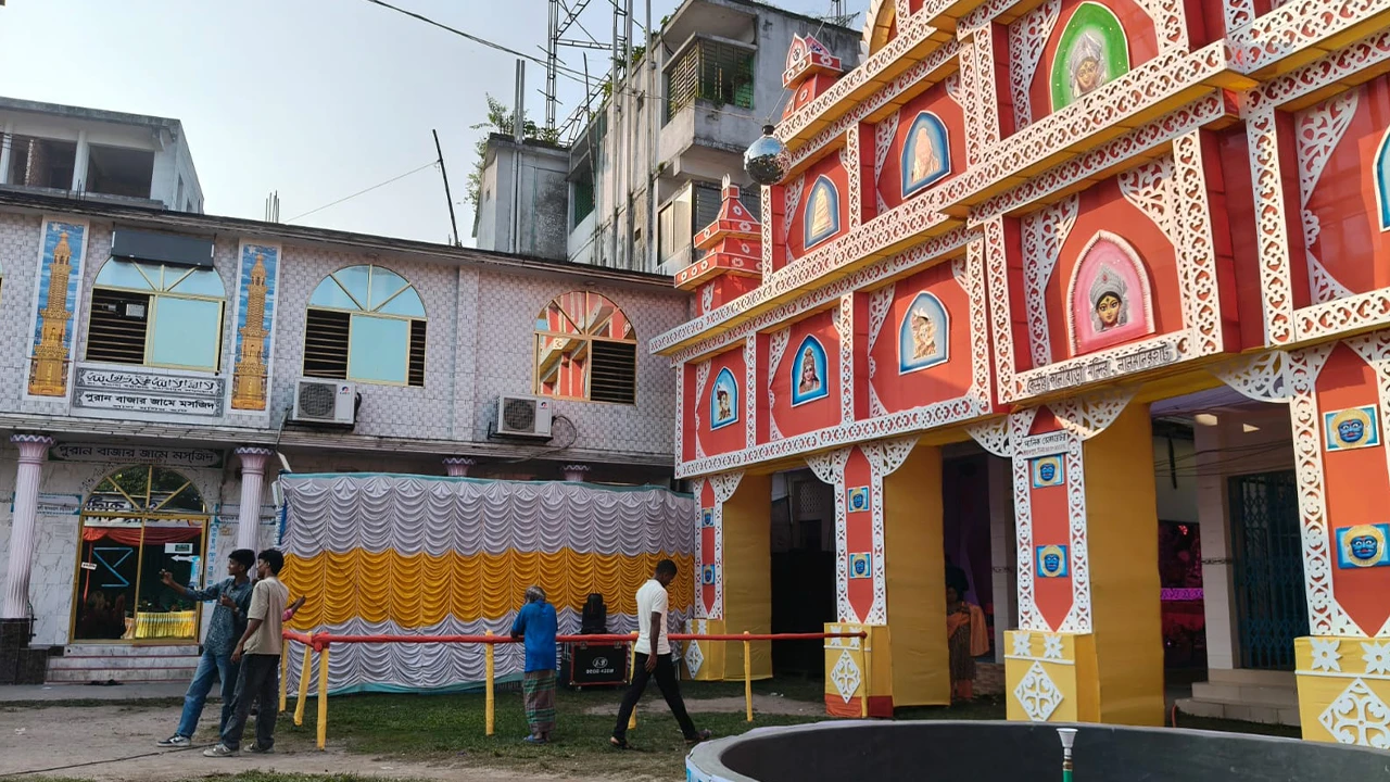 একই আঙিনায় মসজিদ-মন্দির: ধর্মীয় সম্প্রীতির অনন্য দৃষ্টান্ত