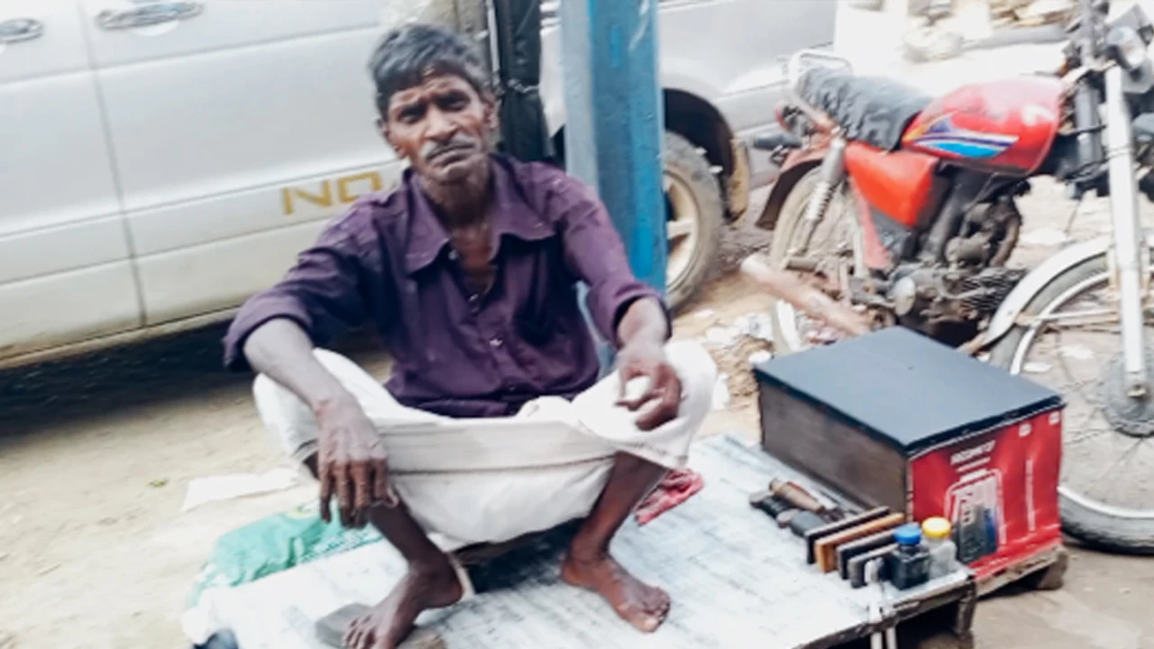 জুতা সেলাই করেই কেটেছে জীবন, পূজায় জোটেনি নতুন কাপড়