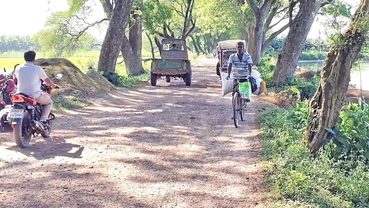 সড়ক খুঁড়ে উধাও ঠিকাদার, দুর্ভোগে এলাকাবাসী