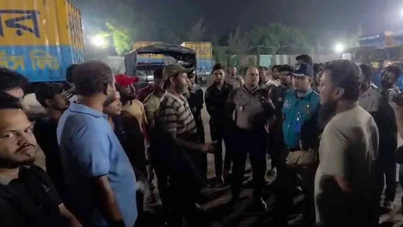 হাজারীবাগে কুরিয়ার সার্ভিস কার্যালয়ে হামলা-ভাঙচুর-লুট