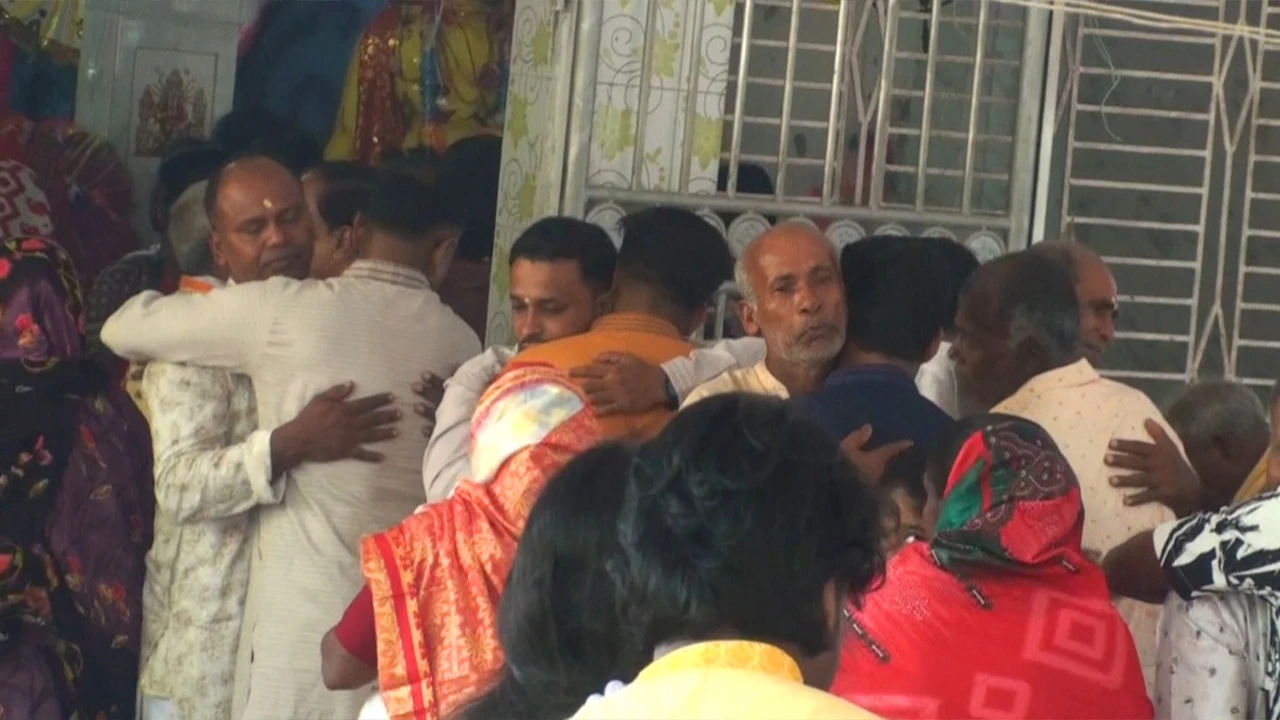 চলছে দুর্গোৎসবের বিদায়পর্ব, টুঙ্গিপাড়ায় ভক্তদের চোখে অশ্রু